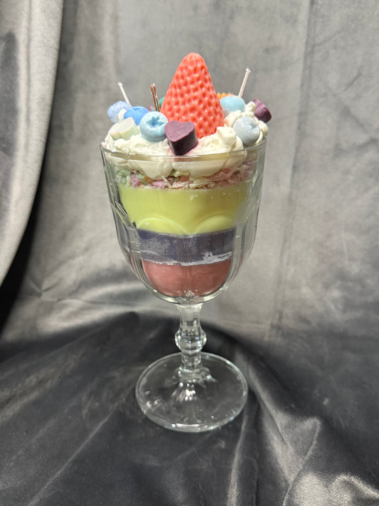 Süße Versüßung: Zuckerwatte-Dessert-Kerze mit Beeren & Sahne