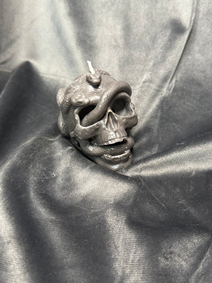 Dunkle Eleganz: Schlangen-Schädelkerze