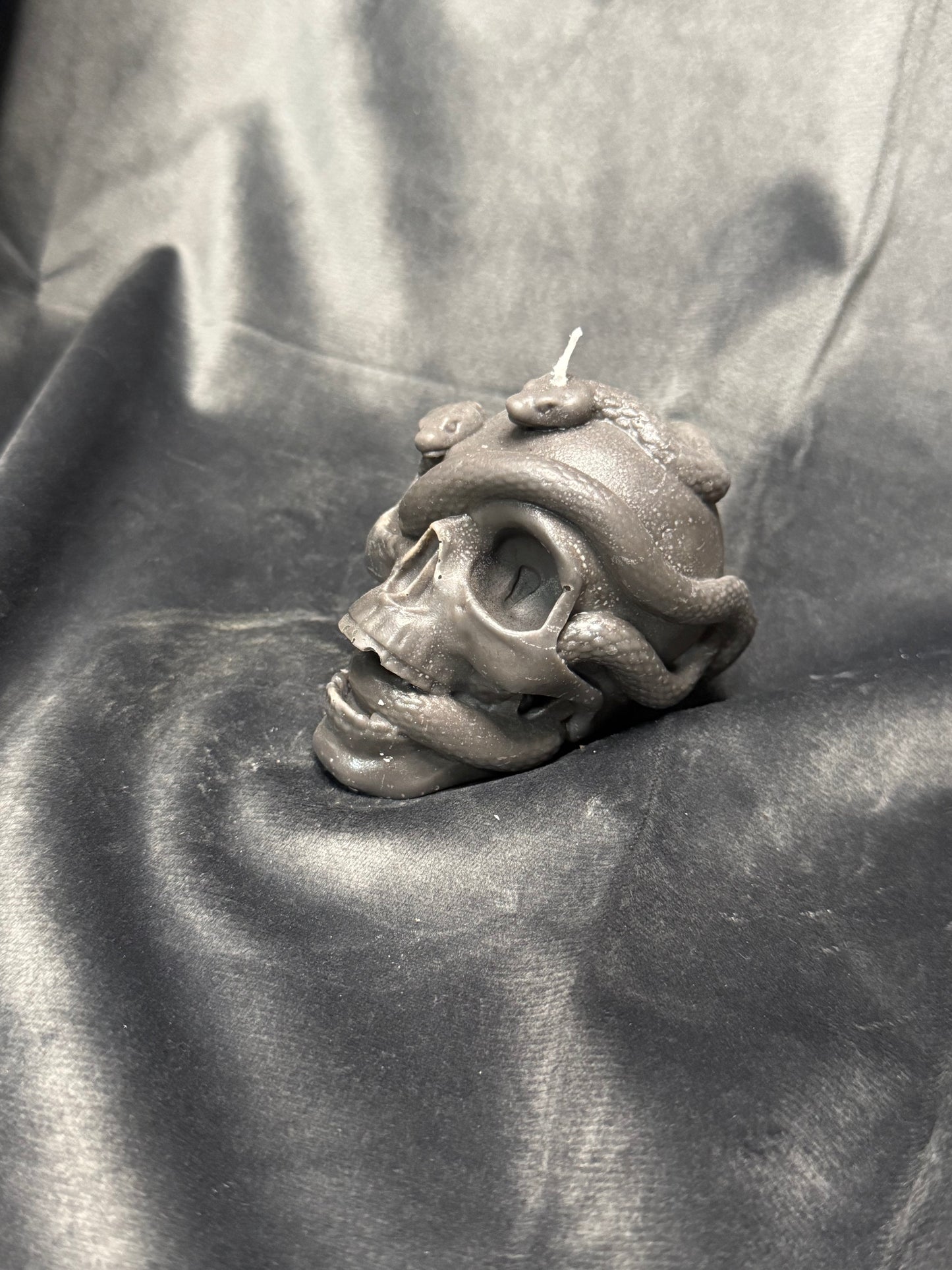 Dunkle Eleganz: Schlangen-Schädelkerze